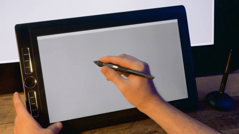 Usando ponta inversa da caneta para apagar o desenho.