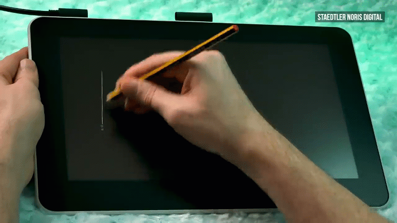 Desenhando sobre um monitor interativo.