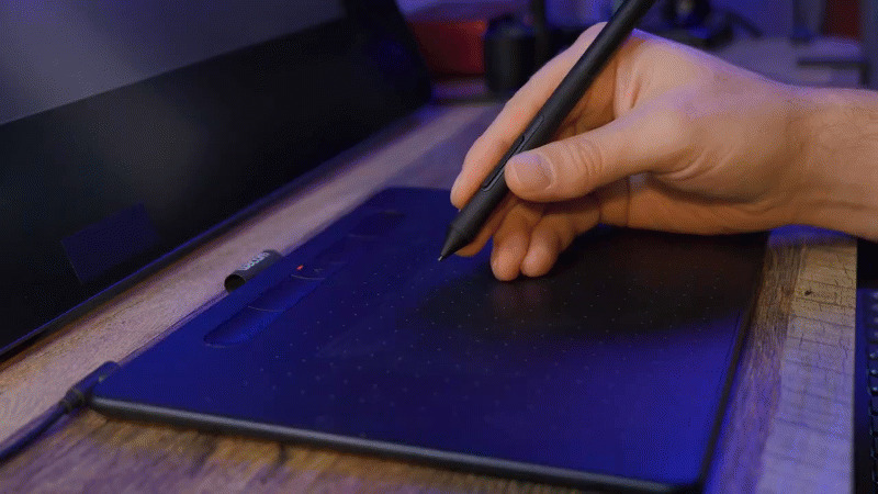 Movendo a ponta da caneta sem tocar na mesa digitalizadora.