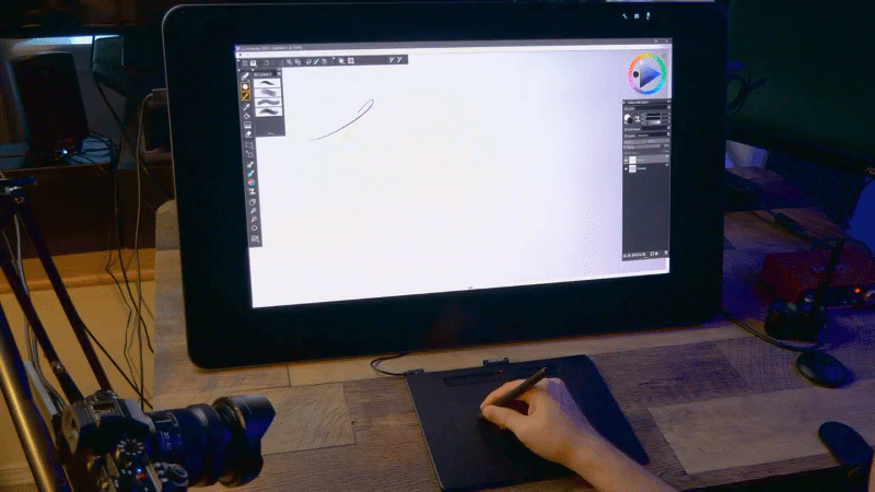 Mostrando como uma mesa digitalizadora funciona conectada a um computador.
